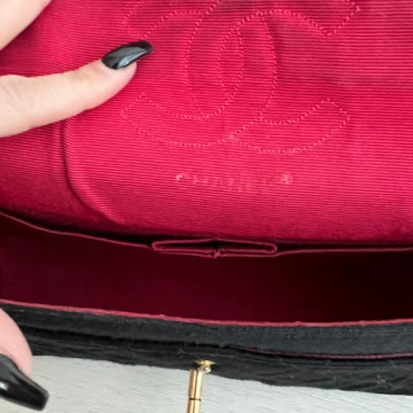 CHANEL CLASSIC FLAP BAG (AUTHENTIC) - Picture 11 of 16